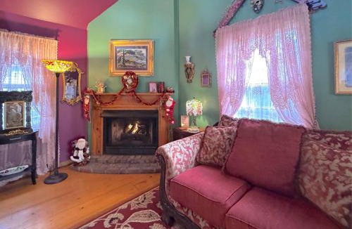 Eureka Springs Historic District House | Blue Crystal Hideaway BnB