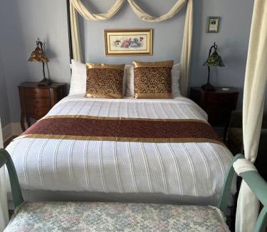 Niagara Falls Bed & Breakfast | Blue Gables Bed and Breakfast