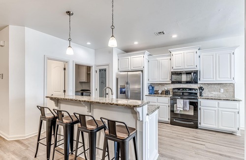 South Oklahoma City House | Blue Haven Home - Sleeps 12