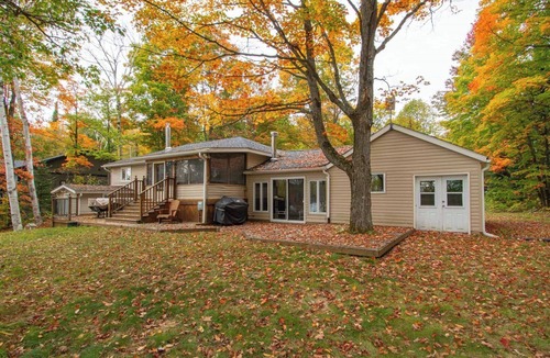 Clear Lake Cottage | Blue Jay Getaway - Four Bedroom Cottage, Sleeps 9
