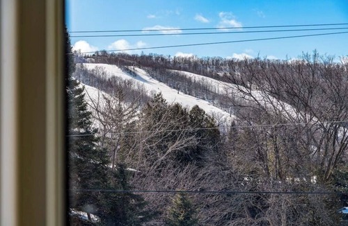 The Blue Mountains House | Blue Mountain Village Townhome 3 Bedroom w Shuttle