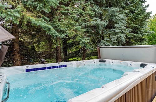 The Blue Mountains Ski Chalet | Blue Mt. Chalet 8 BDR 4 W/C Ski & Recreation Resort, Golf, Beach, Hiking & More