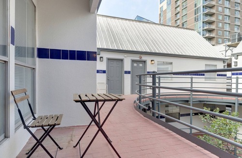Waller Creek District Apartment | Blueground | Downtown Austin, pool, nr Texas State Capitol