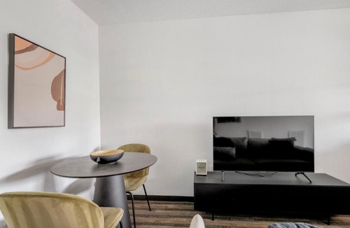 Gateway Apartment | Blueground Gateway pool gym close to shops ATX-242