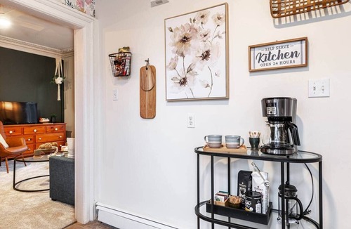 Stratford Apartment | Boho Chic Suite - walk to dwntwn/free prkg/Netflix
