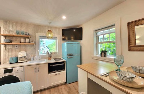 Quartier 5-4 Apartment | Boho Chic Tiny House Hot Tub EV Charger & Parking