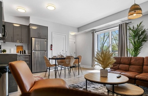 Niagara Falls House | BoHo Townhouse 4 Mins from Falls and Free Parking
