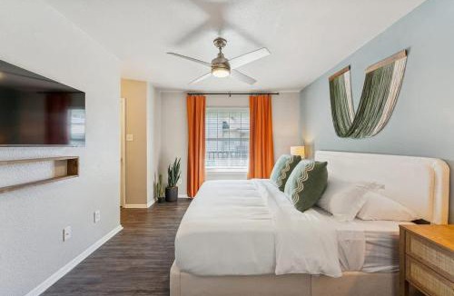 Old East Dallas House | Boho Vibes - 2 BR Close to Downtown - Pool -No 206