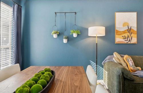 Old East Dallas House | Boho Vibes - 2 BR Close to Downtown - Pool -No 206