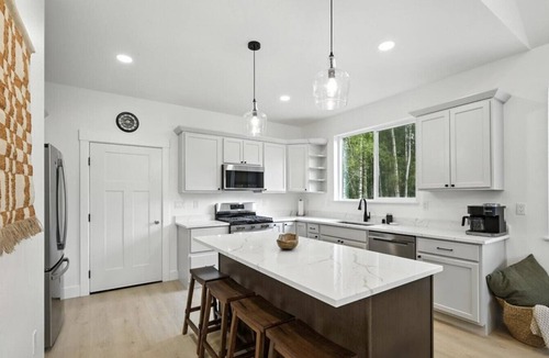 Fishhook House | Boreal King Suite | Hatcher Pass | Local Goods