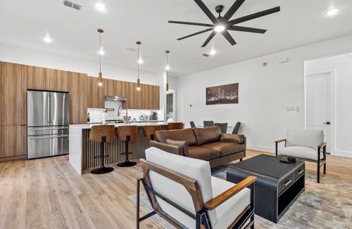 Cedar Crest House | Bottom District Skyline Retreat