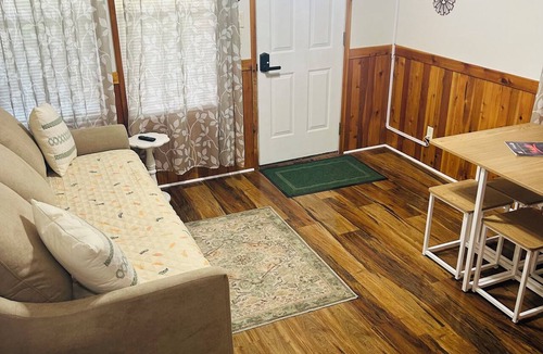 Texanna Cabin | Boulder Ridge Cabin 2: The Cottage - Newly Renovated Tiny Cabin