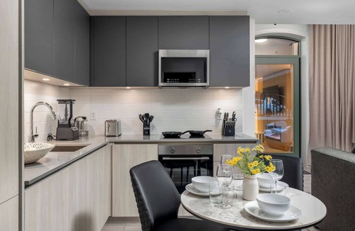Toronto Entertainment District Apartment | Boutique 1BR Basement Suite Sleeps 3 Parking