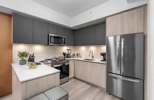 Toronto Entertainment District Apartment | Boutique 3BR Townhouse Free Parking Sleeps 7
