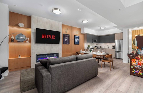 Toronto Entertainment District Apartment | Boutique 4BR Aparthotel Sleeps 10 Free Parking