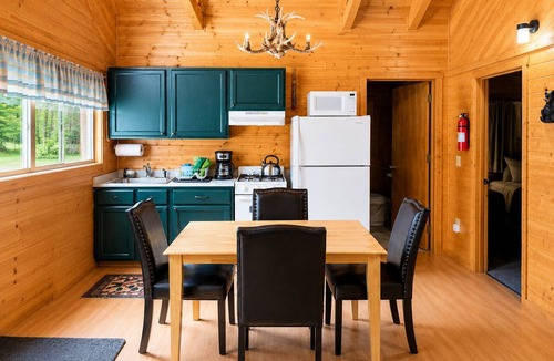 Bear Creek Cabin | Box Canyon Cabin Bear's Den Cabin - 2 bed, WI-FI