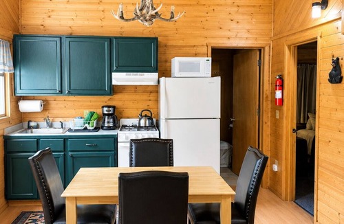 Bear Creek Cabin | Box Canyon Cabin Bear's Den Cabin - 2 bed, WI-FI
