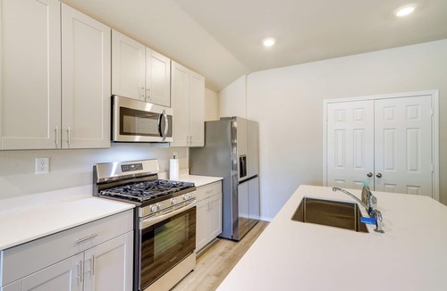 Spring Cottage | Brand New Spring Home < 1 Mi to Old Town!