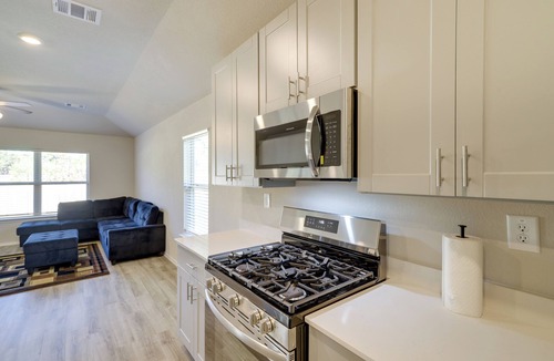 Spring Cottage | Brand New Spring Home < 1 Mi to Old Town!