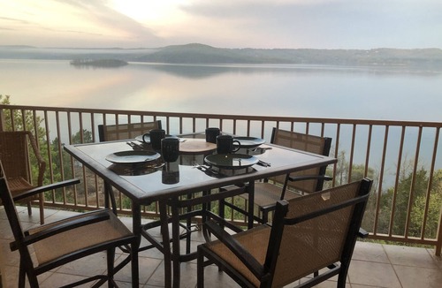 Hollister Condo | Branson Lakefront Penthouse at The View- Emerald Pointe!
