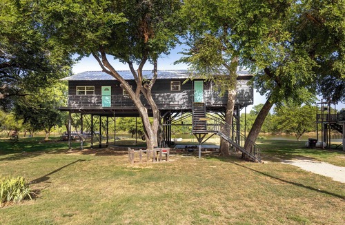 Dennis House | Brazos River Treehouse: Waterfront/Outdoor Activities/Firepit/Hammock/Pets