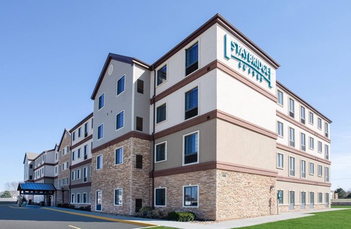 Lincoln Apartment | Breakfast, Pool, Prime Location Near UNL