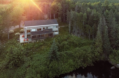 Mauricie House | Breathtaking Escape w/Fireplace, BBQ, Wellness & Soothing Du Loup river View