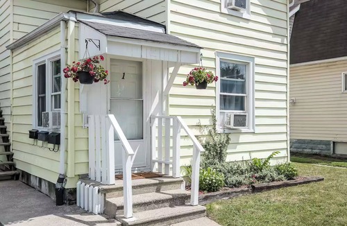East Windsor Apartment | Bright 2BR near Walkerville | Walkable to River & Shops + Free Parking & WiFi