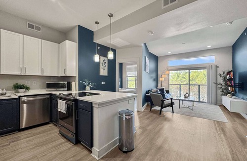 Deep Ellum Apartment | Bright 2BR2BA Stay Deep Ellum w/Pool Gym Parking
