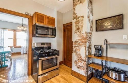 Stuart House | Bright 4BR Bungalow Sleep 12 near Des Moines & i80