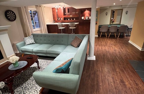 Richmond Hill Apartment | Bright and Clean Basement Apartment,5 min to Lakes.