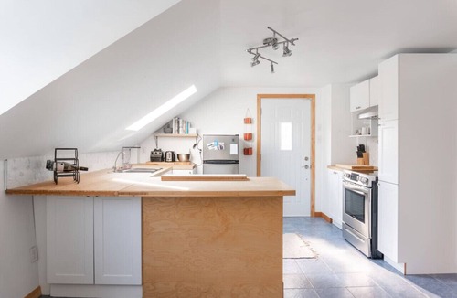 Gatineau House | Bright and Lofty 2BR in Gatineau