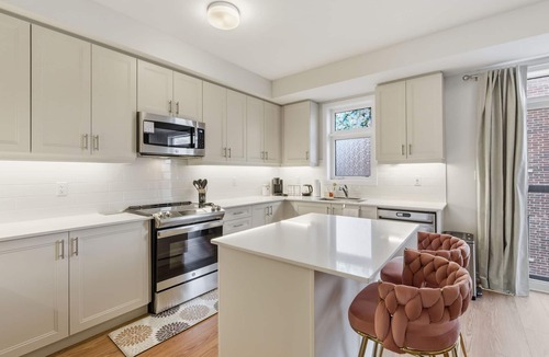 Bendale House | Bright and Spacious 3-Story Suburban Townhouse