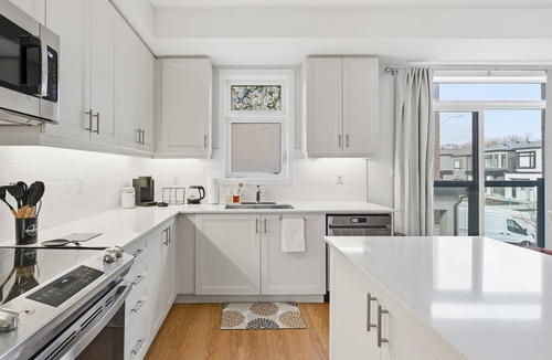 Bendale House | Bright and Spacious 3-Story Suburban Townhouse