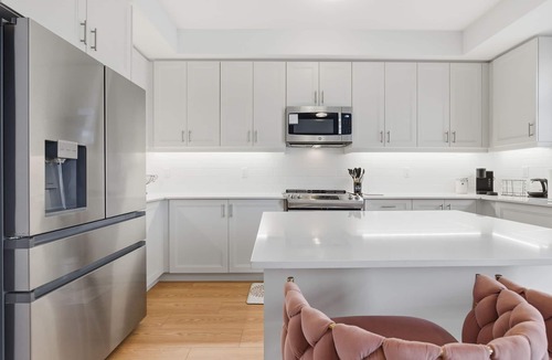 Bendale House | Bright and Spacious 3-Story Suburban Townhouse