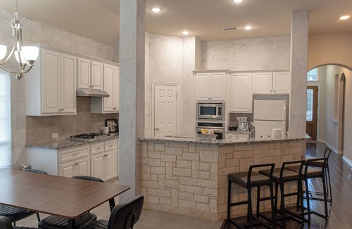 DeSoto House | Bright and spacious 4-bedroom, 2.5-bath DeSoto home featuring 1 king, 3 queen, 1 full, and 1 twin bed. Perfect for families and groups, offering comfort, modern design, and a relaxing stay near Dallas, shopping, and dining.