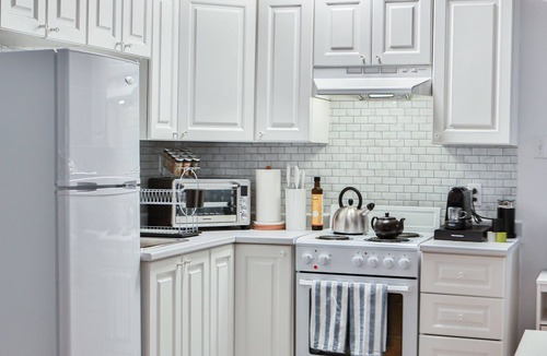 Villeray Apartment | Bright apartment with balcony at Claudia's