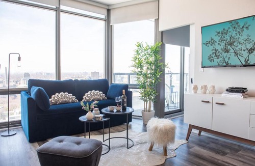Bay Cloverhill Apartment | Bright & Beautiful Downtown Condo