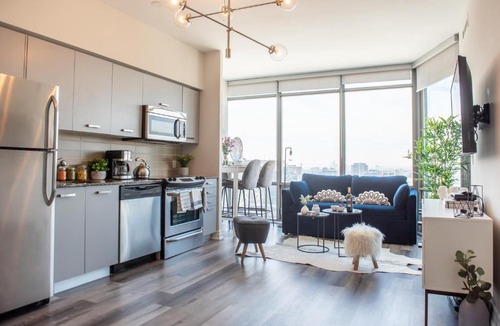 Bay Cloverhill Apartment | Bright & Beautiful Downtown Condo