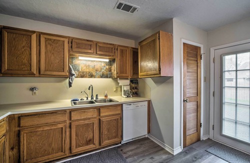 Villa West Cottage | Bright College Station Abode: 3 Mi to Kyle Field