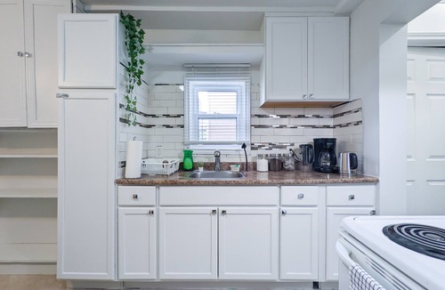 Windsor House | Bright & colorful downtown gem with free parking