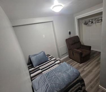 Brampton House | Bright Cozy 2-Bedroom Main Floor Suite