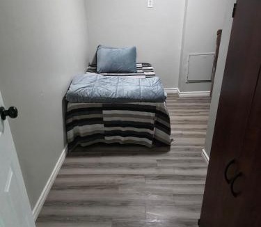 Brampton House | Bright Cozy 2-Bedroom Main Floor Suite