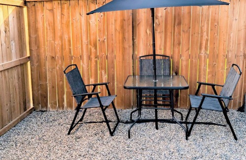 Lethbridge Apartment | Bright & Cozy 2BR Suite | Less than 5 mins from Uni of Lethbridge & Amenities
