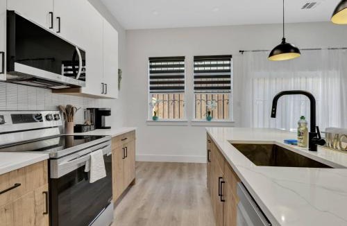 Dallas House | Bright Dallas 3BR | Rooftop, Garage, Backyard