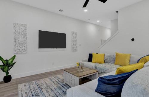 Dallas House | Bright Dallas 3BR | Rooftop, Garage, Backyard