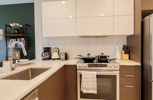 Cote-Des-Neiges—Notre-Dame-De-Grace Apartment | Bright! King bed *private office*terrace*gym*