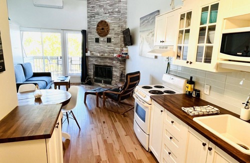 Magog Condo | Bright lakeside condo