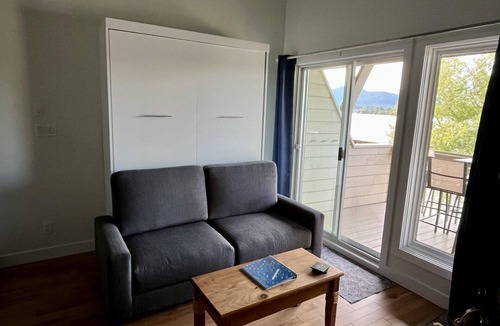 Magog Condo | Bright lakeside condo