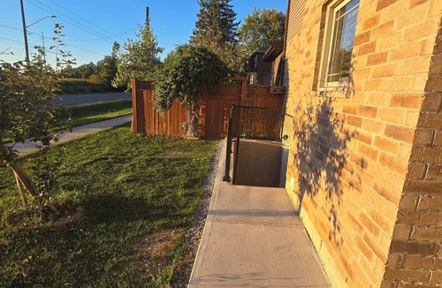 Niagara Falls Apartment | Bright Lower Unit Retreat – 10 Min to Falls, 2 King Beds, Peaceful (View Pics)
